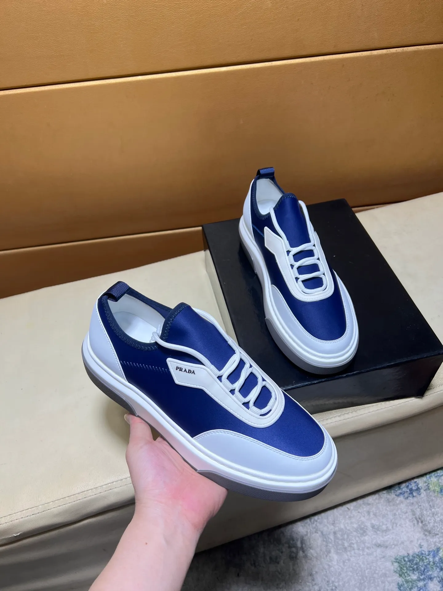 pp560💰👑👑《PRADA》【Classic Original Version】Prada: Top 🔝 Purchasing Agent 🔍🔍Sold at the latest men’s counter simultaneously, imported high-quality original version from Italy 🇮🇹: 🔝Brand silk calfskin·Shoe height, brand logo·Brand high mercerized canvas cloth·Tongue screen printing Brand logo: Prominent (high-end, extravagance, class), exquisite workmanship (imported Italian 🇮🇹 water-based mesh lining, 🐂cowhide feet), soles: original soles specially provided by the original factory, double-layer movable molding: transparent air cushion bottom, environmentally friendly, wear-resistant, ultra-light, comfortable, 🌲🌲🌲, real-life photos 🎬The real ones are more beautiful Code number 38-44